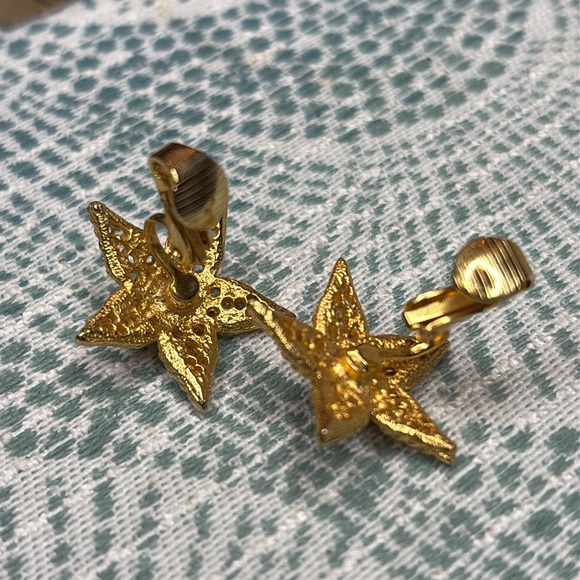 Vintage star clip-on earrings with green cabochons - Picture 4 of 5